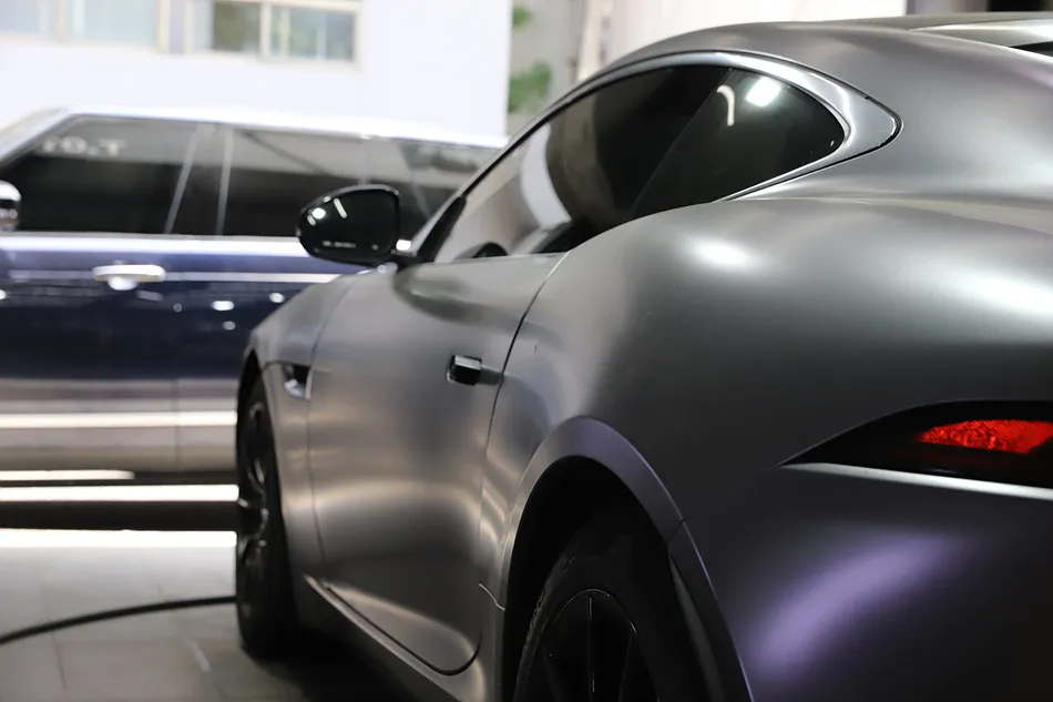 Jaguar F-Typeのカーラッピング事例｜サテンダークグレーへの再施工 施工写真 2-2