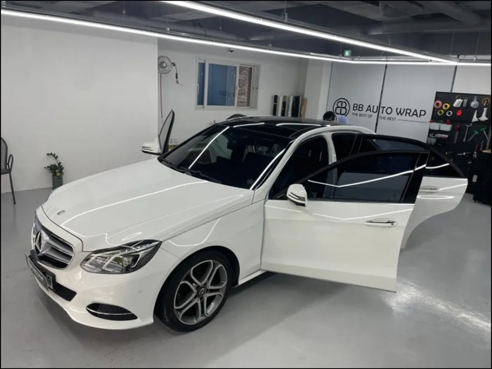 Mercedes-Benz E-Class W212のカーラッピング事例 施工写真 2