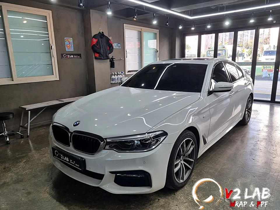 BMW 5 Seriesのカーラッピング事例|費用目安・仕上がり 施工写真 1-1