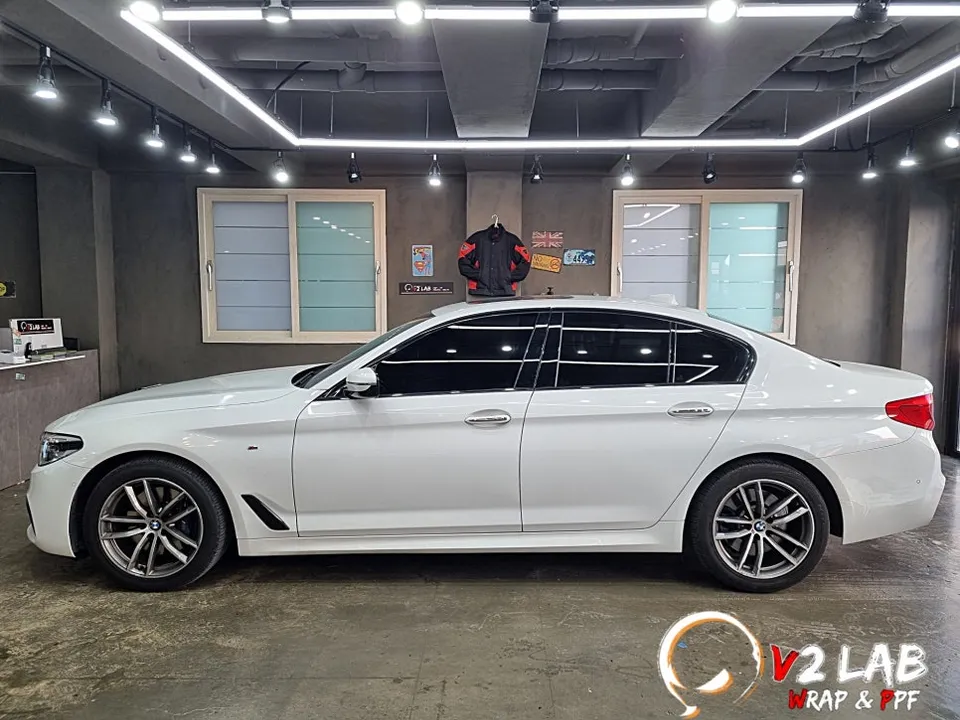 BMW 5 Seriesのカーラッピング事例|費用目安・仕上がり 施工写真 2-1