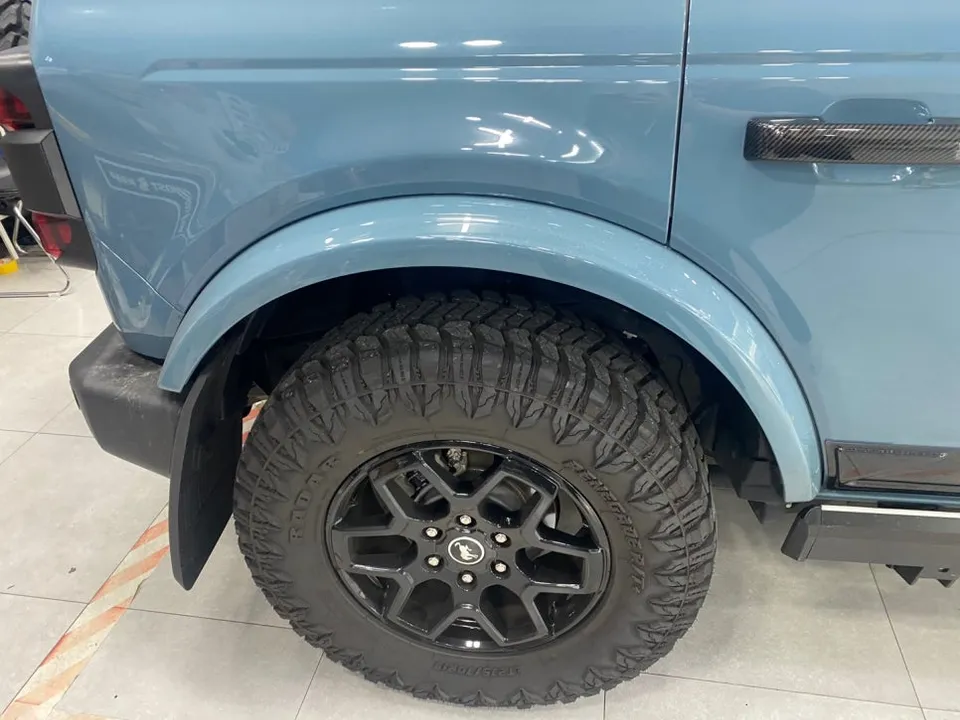 Ford Broncoのカーラッピング事例|サテンブラック部分施工 施工写真 3-1
