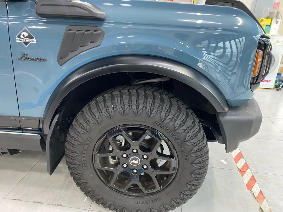 Ford Broncoのカーラッピング事例|サテンブラック部分施工 施工写真 3-2