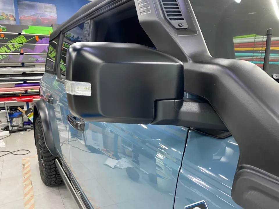 Ford Broncoのカーラッピング事例|サテンブラック部分施工 施工写真 2-3