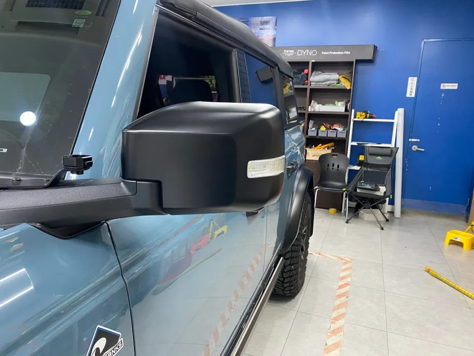 Ford Broncoのカーラッピング事例|サテンブラック部分施工 施工写真 3-3