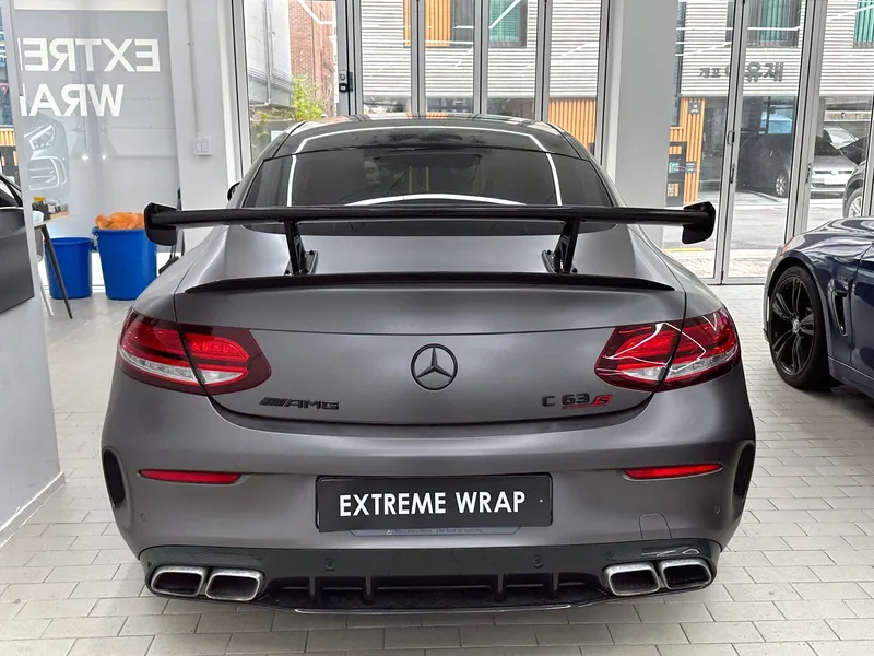 メルセデス・ベンツ C63 AMGのカーラッピング事例|費用目安・仕上がり 施工写真 2-1