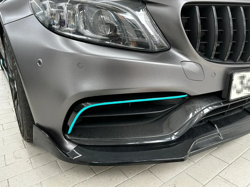 メルセデス・ベンツ C63 AMGのカーラッピング事例|費用目安・仕上がり 施工写真 3-1