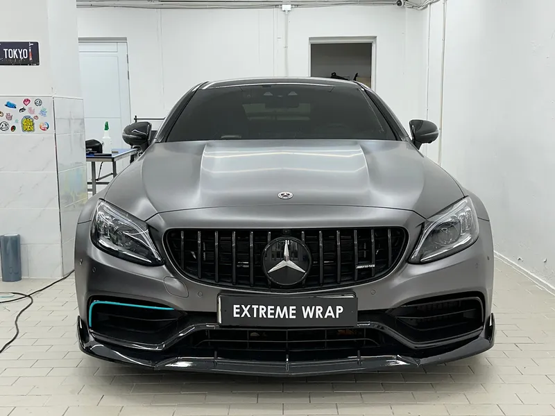 メルセデス・ベンツ C63 AMGのカーラッピング事例|費用目安・仕上がり 施工写真 1-2