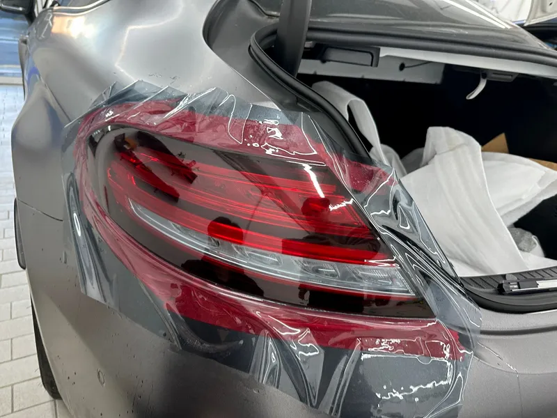 メルセデス・ベンツ C63 AMGのカーラッピング事例|費用目安・仕上がり 施工写真 1-3