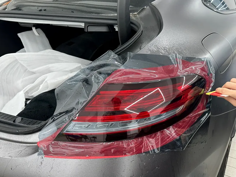 メルセデス・ベンツ C63 AMGのカーラッピング事例|費用目安・仕上がり 施工写真 2-3