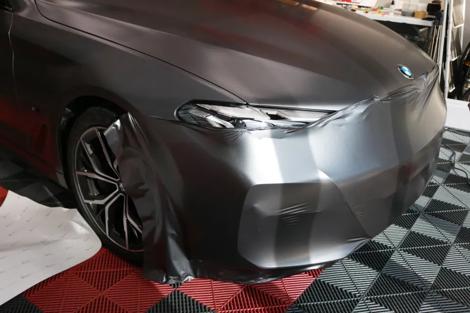 BMW 5 Series G30のカーラッピング事例：サテングレーで高級感をプラス 施工写真 3-2