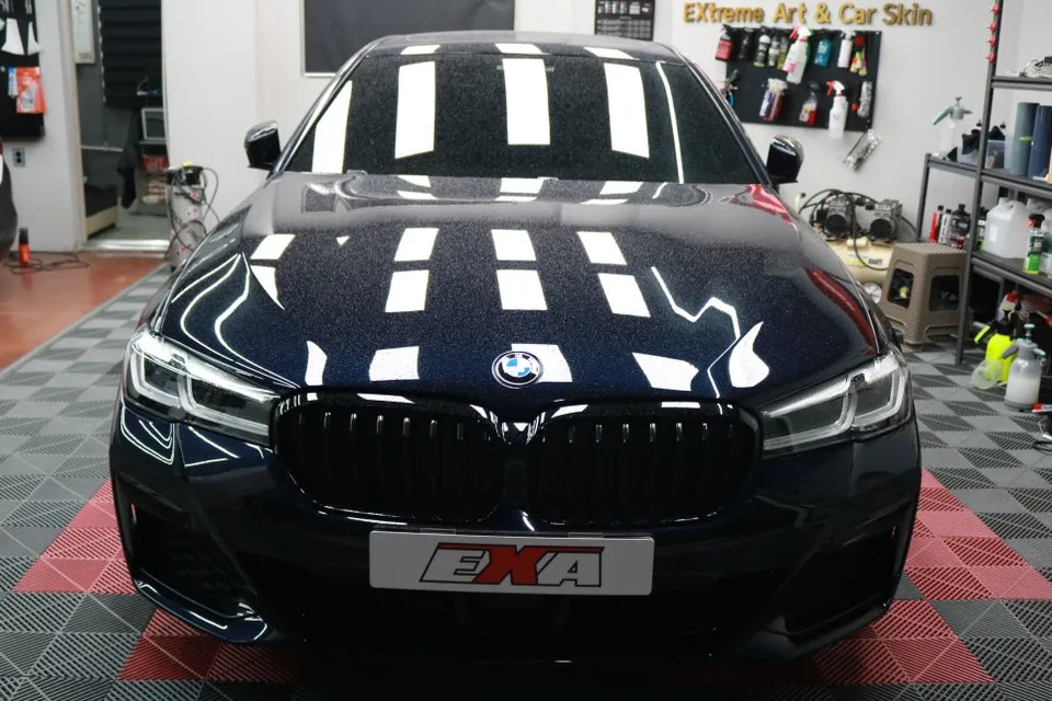 BMW 5 Series G30のカーラッピング事例：サテングレーで高級感をプラス 施工写真 3-3