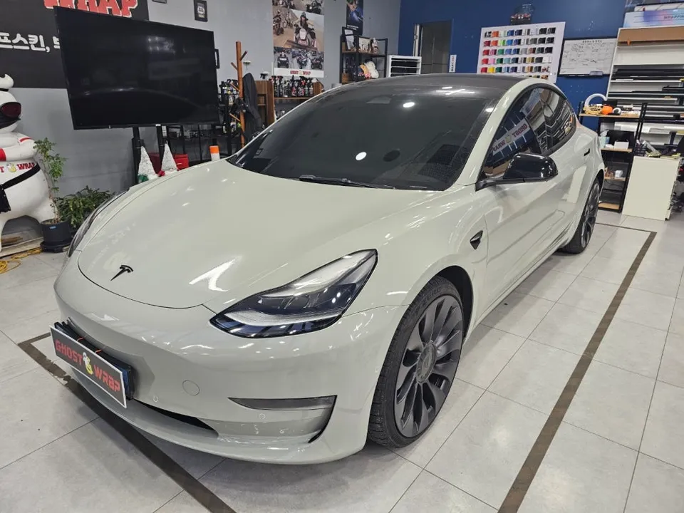 Tesla Model 3のカーラッピング事例:実例と費用目安 施工写真 2-1