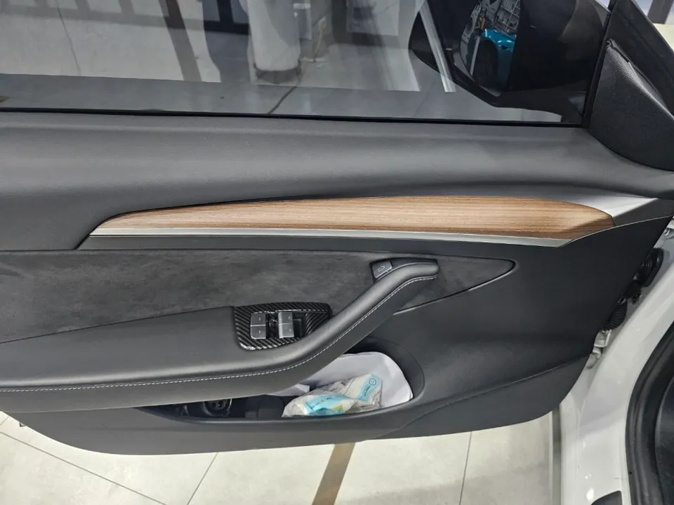 Tesla Model 3のカーラッピング事例:実例と費用目安 施工写真 3-1