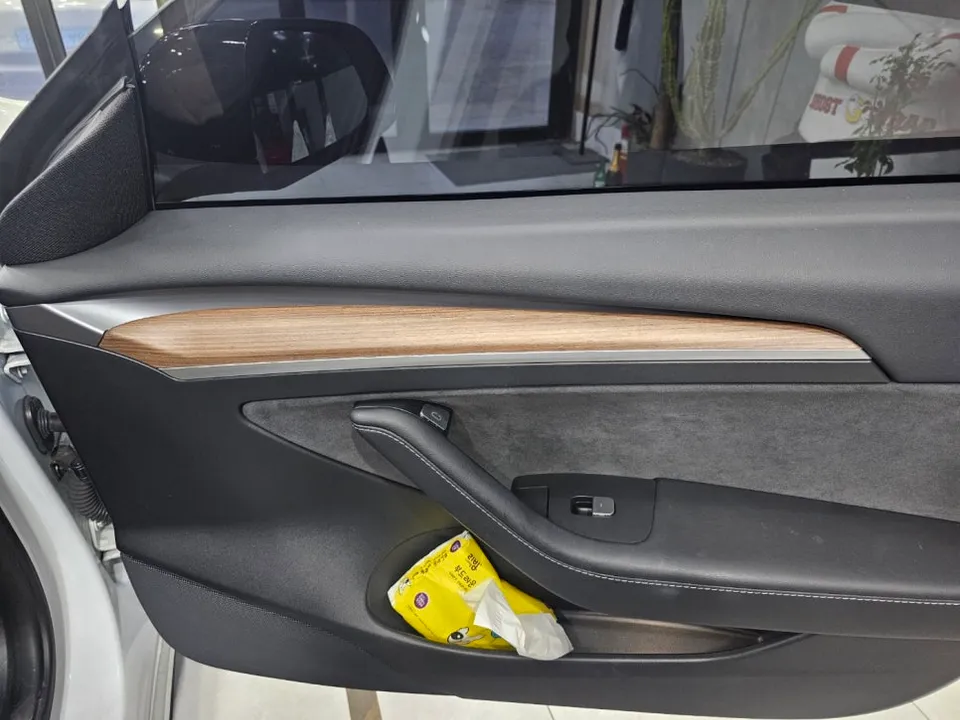Tesla Model 3のカーラッピング事例:実例と費用目安 施工写真 4-1