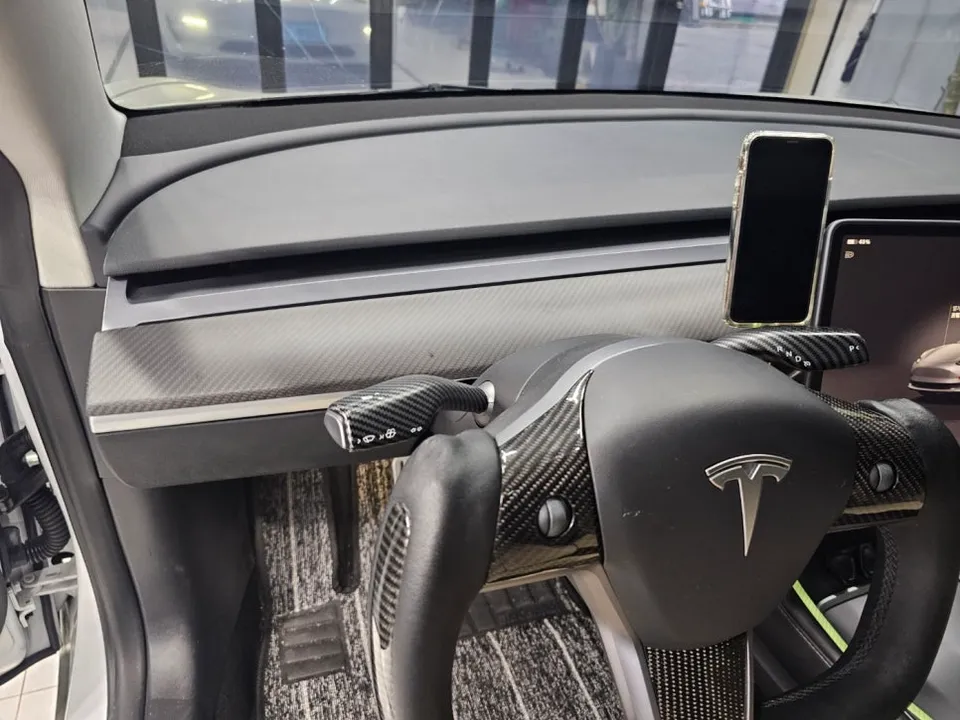 Tesla Model 3のカーラッピング事例:実例と費用目安 施工写真 1-2