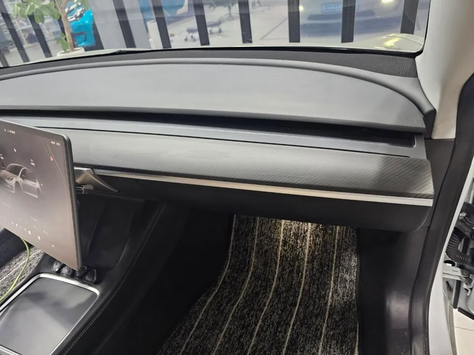 Tesla Model 3のカーラッピング事例:実例と費用目安 施工写真 2-2