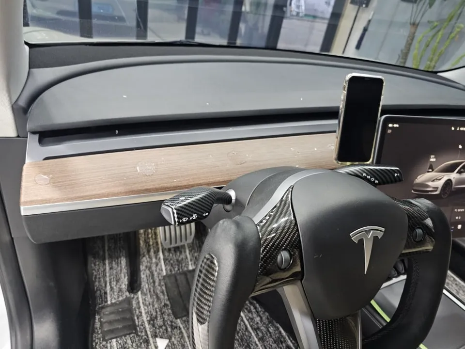 Tesla Model 3のカーラッピング事例:実例と費用目安 施工写真 3-2