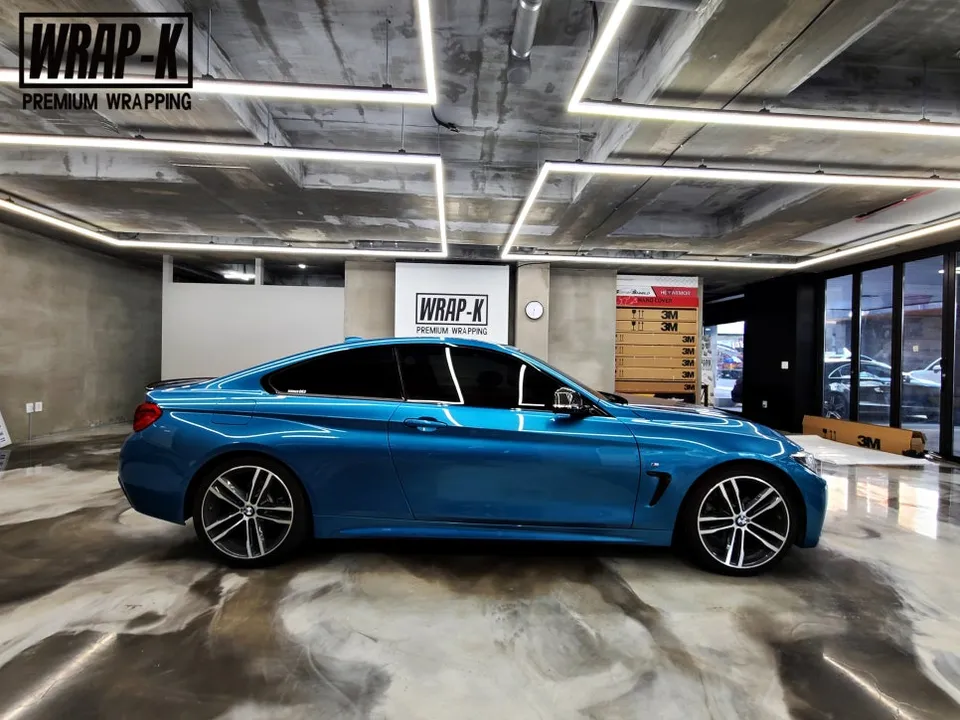 BMW 4 Seriesのカーラッピング事例|光沢グレーへのイメージチェンジ 施工写真 2-1