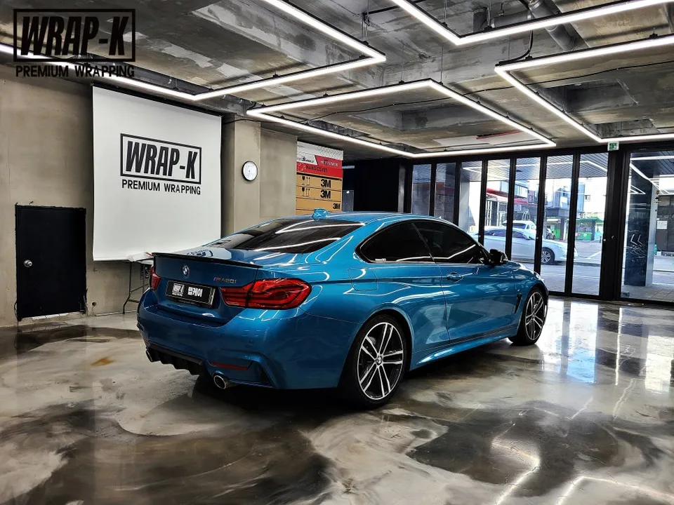 BMW 4 Seriesのカーラッピング事例|光沢グレーへのイメージチェンジ 施工写真 3-1