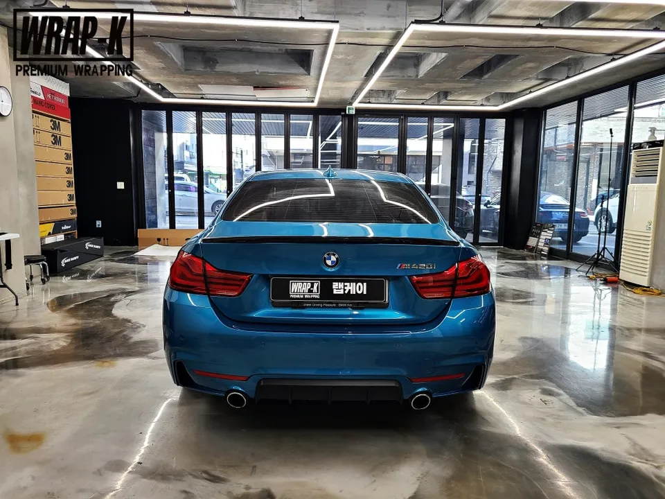 BMW 4 Seriesのカーラッピング事例|光沢グレーへのイメージチェンジ 施工写真 1-2