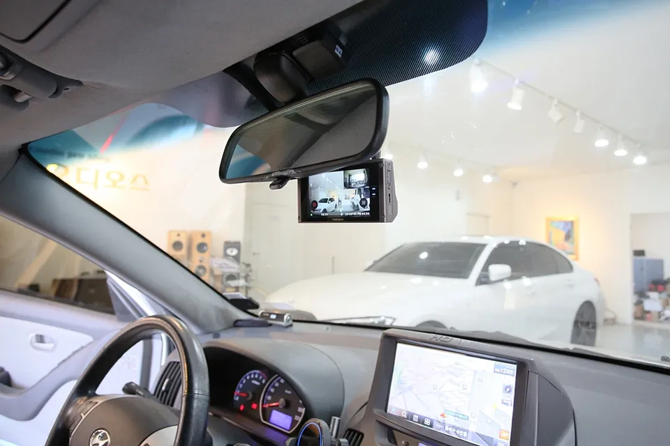 Hyundai Elantraのドラレコ取付事例｜費用目安・仕上がり 施工写真 1-2