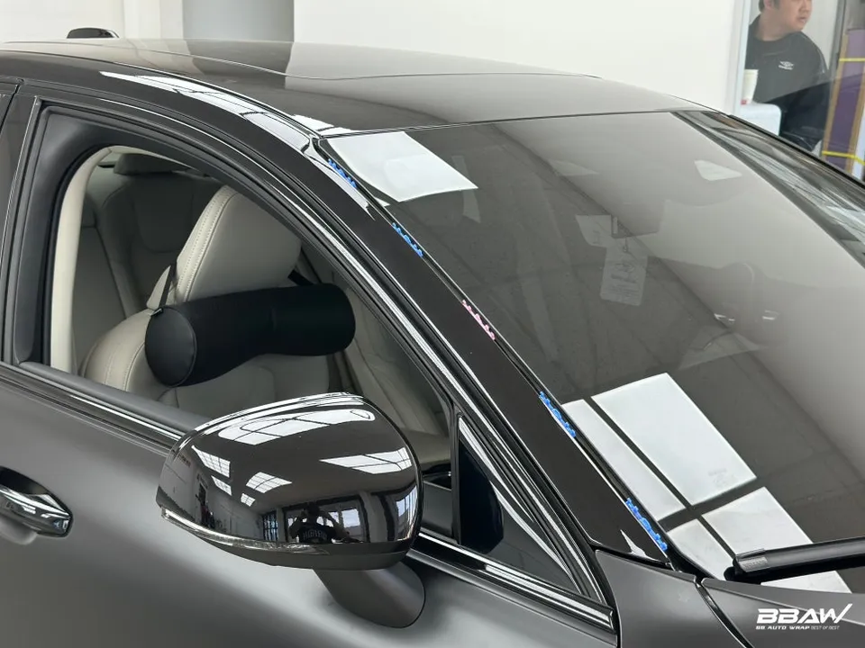 Volvo S60のカーラッピング事例|保険修理と仕上がり 施工写真 3-1