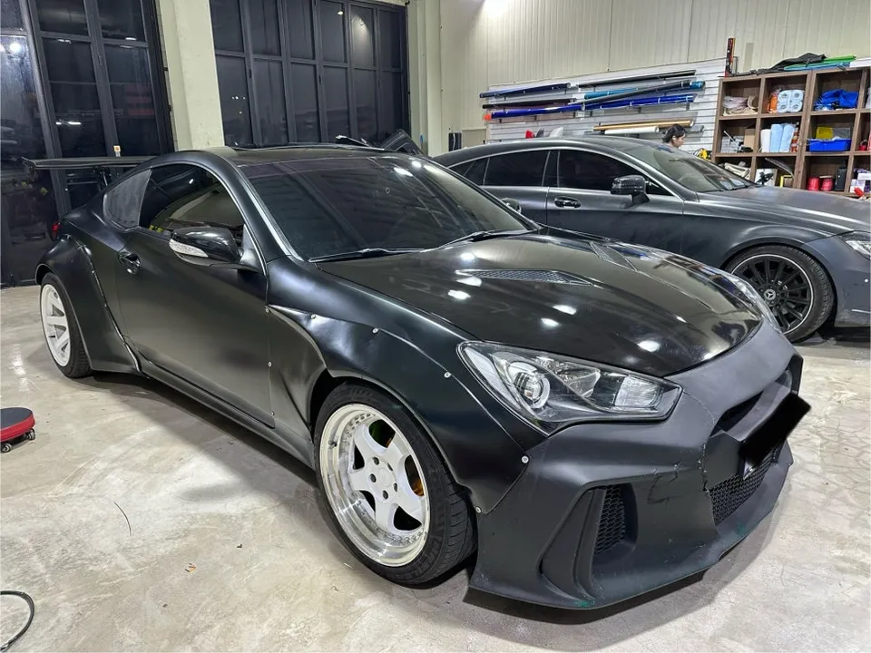 Genesis Coupeのカーラッピング事例|サテンブラックの高級感 施工写真 2-2