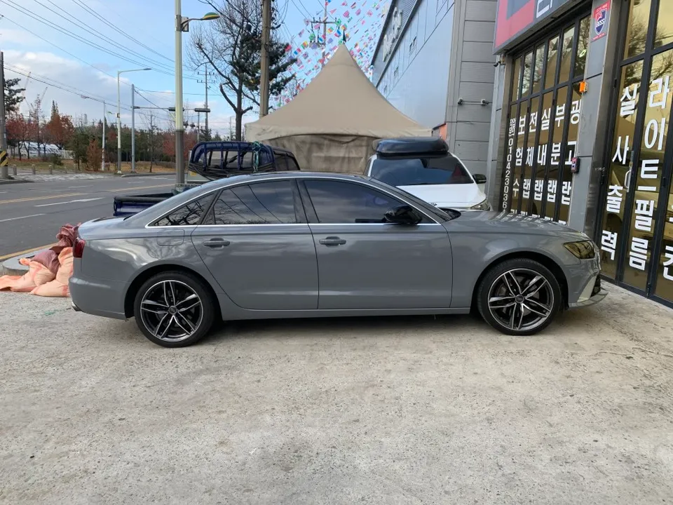 Audi A6のカーラッピング事例|ロックグレーで洗練された変身 施工写真 1-2