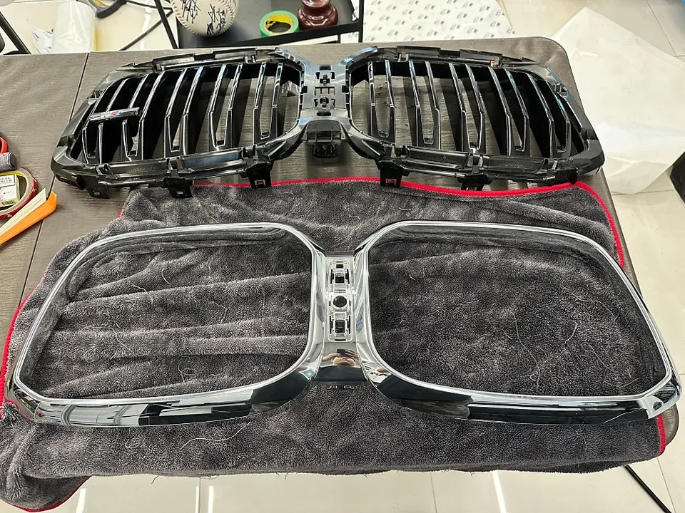 BMW iX vinyl wrap - BMW iX Vinyl Wrap Review: Interior Carbon Black Upgrade photo 4