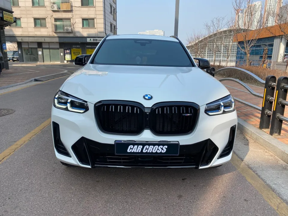 BMW iX vinyl wrap - BMW iX Vinyl Wrap Review: Interior Carbon Black Upgrade photo 5