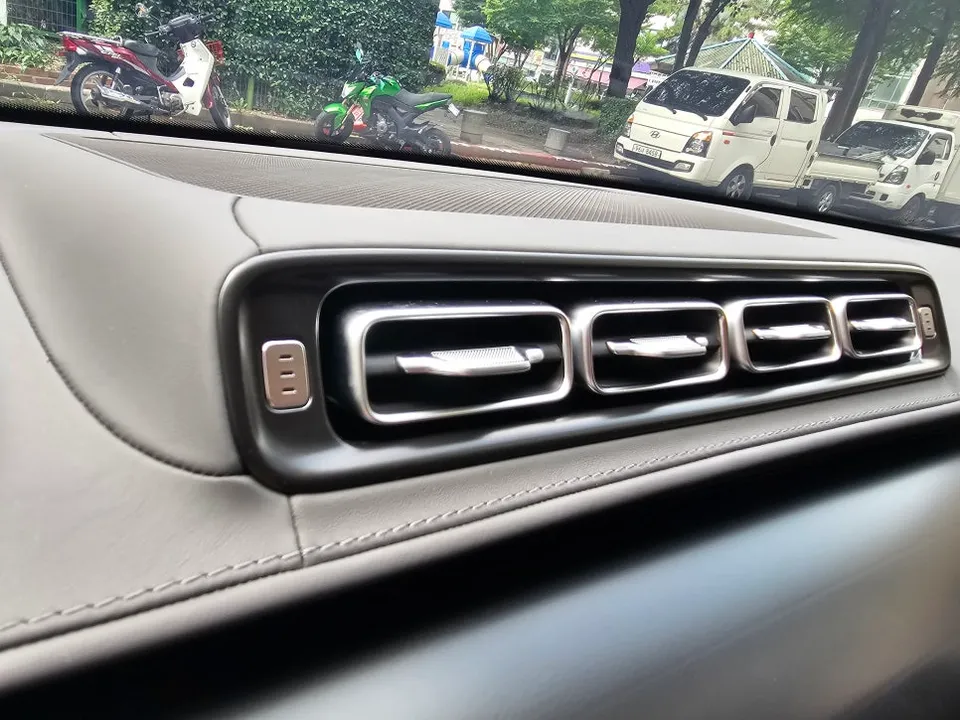 メルセデス・ベンツ Sクラス W223のカーラッピング事例|室内反射光対策 施工写真 3-2