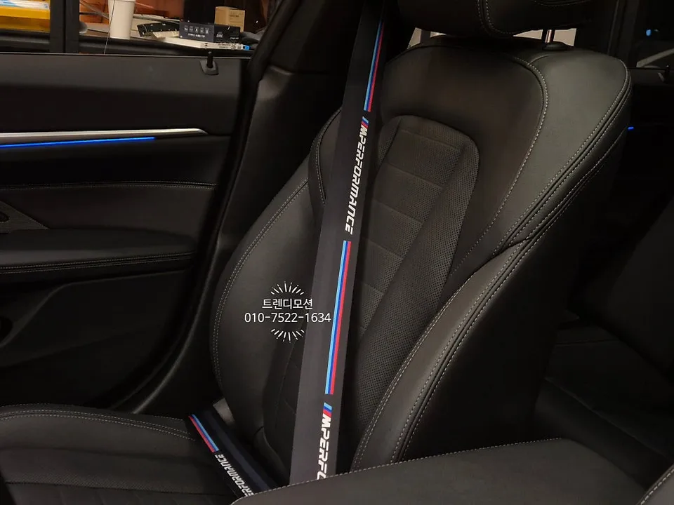 BMW i4 interior customization - BMW i4 Interior Customization Review: M Performance Seatbelts photo 3