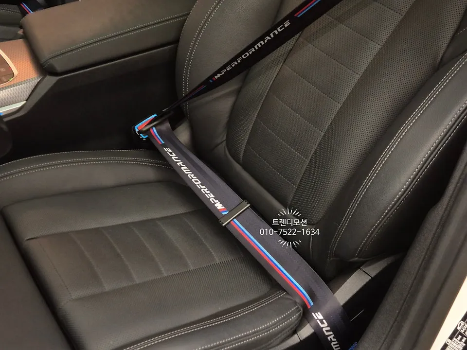 BMW i4 interior customization - BMW i4 Interior Customization Review: M Performance Seatbelts photo 4