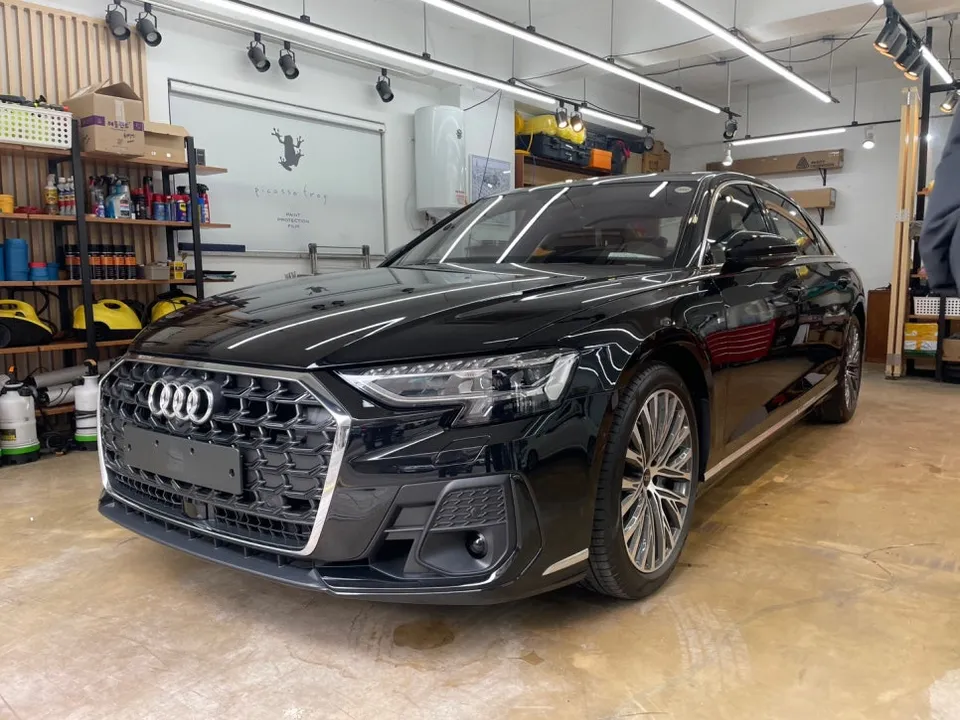 Audi A8のカーラッピング事例|クローム除去で印象激変 施工写真 2-1