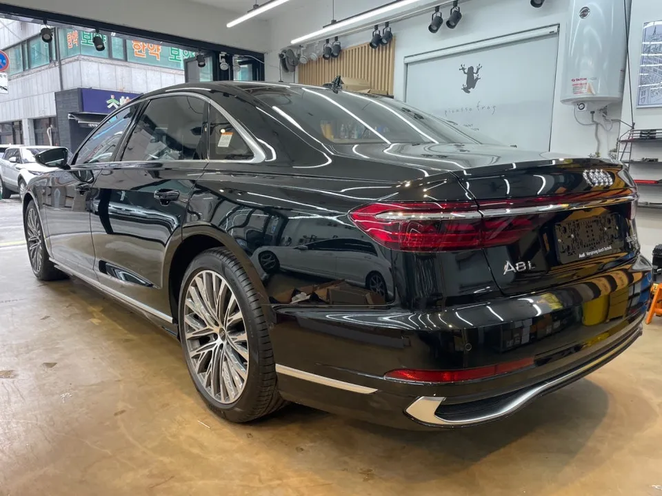 Audi A8のカーラッピング事例|クローム除去で印象激変 施工写真 3-1