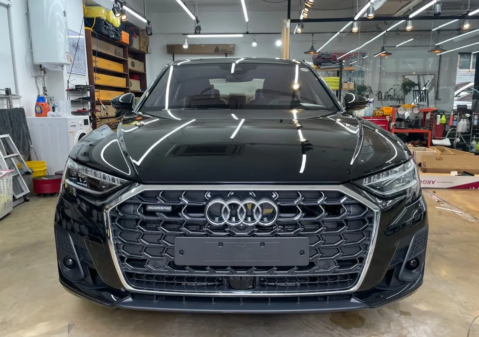 Audi A8のカーラッピング事例|クローム除去で印象激変 施工写真 1-2