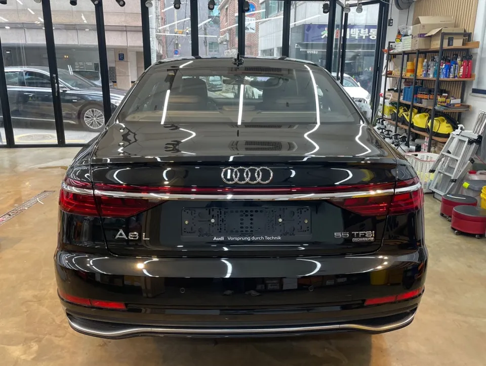Audi A8のカーラッピング事例|クローム除去で印象激変 施工写真 2-2