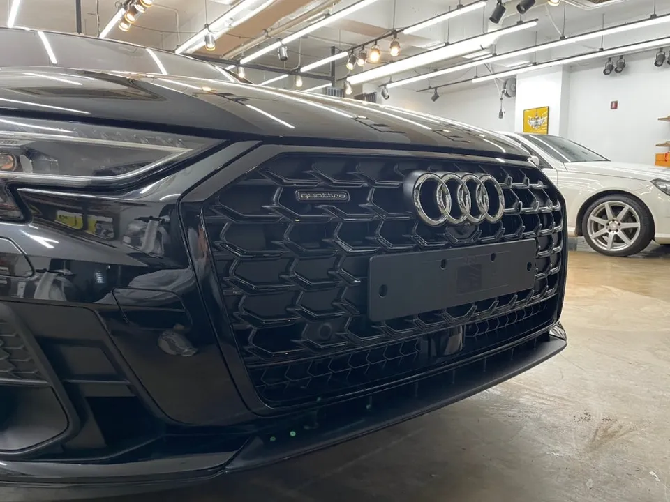 Audi A8のカーラッピング事例|クローム除去で印象激変 施工写真 3-2