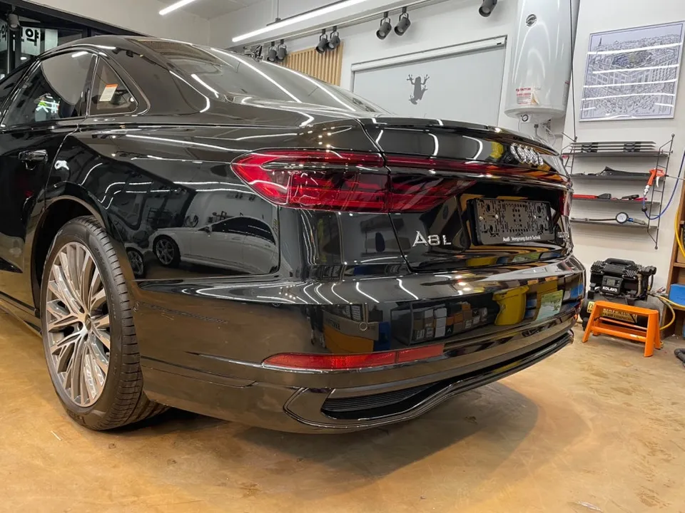 Audi A8のカーラッピング事例|クローム除去で印象激変 施工写真 1-3