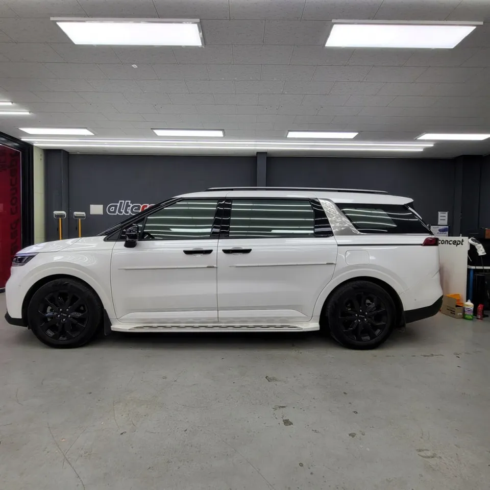 Kia Carnival KA4のCピラーラッピング事例|費用目安・仕上がり 施工写真 2-1