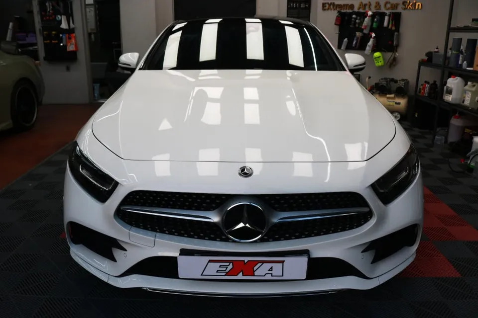 Mercedes-Benz CLSのルーフラッピング事例|光沢ブラックフィルム 施工写真 1-2