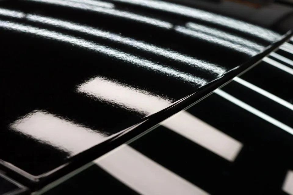 Mercedes-Benz CLSのルーフラッピング事例|光沢ブラックフィルム 施工写真 2-3