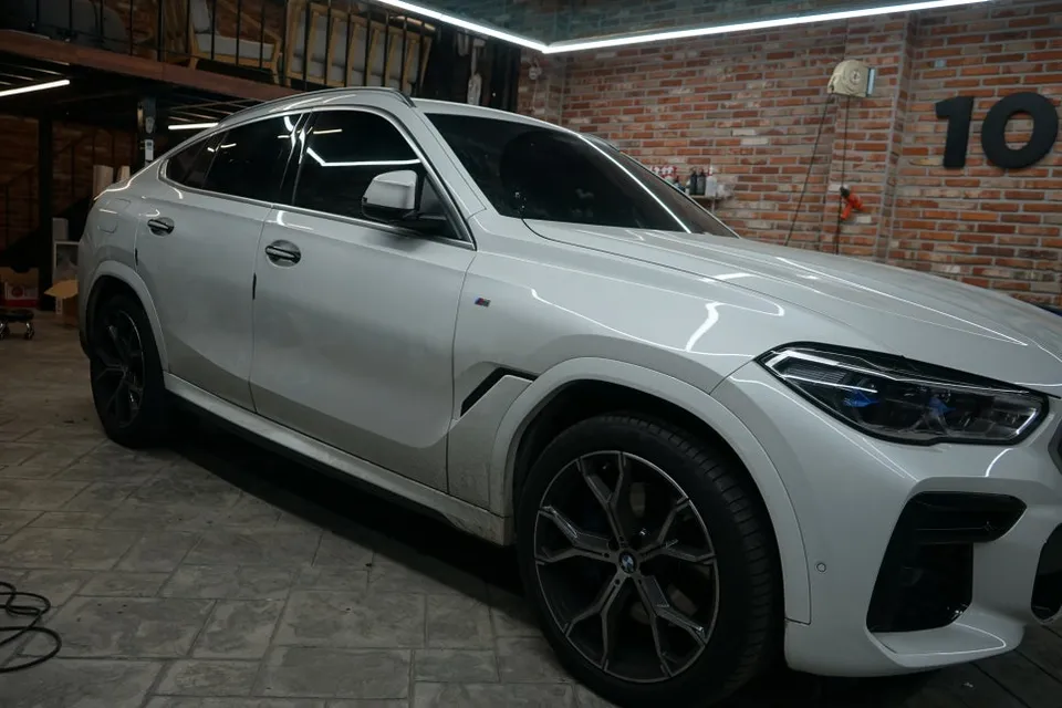 BMW X6 G06 vinyl wrap - BMW X6 G06 Vinyl Wrap Review — Matte to Gloss Black Full Change photo 3