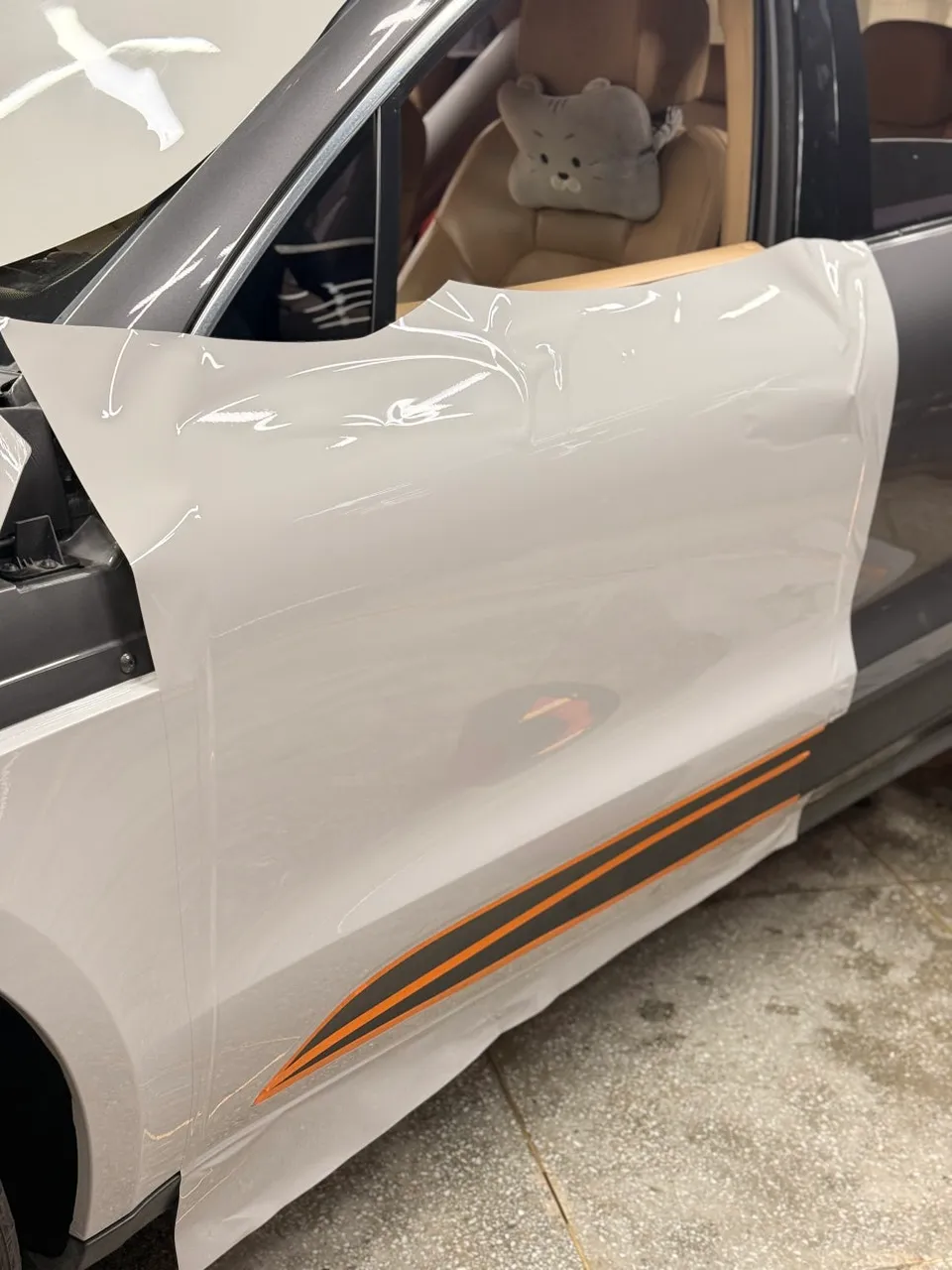 Porsche Macanのカーラッピング事例 施工写真 4-2