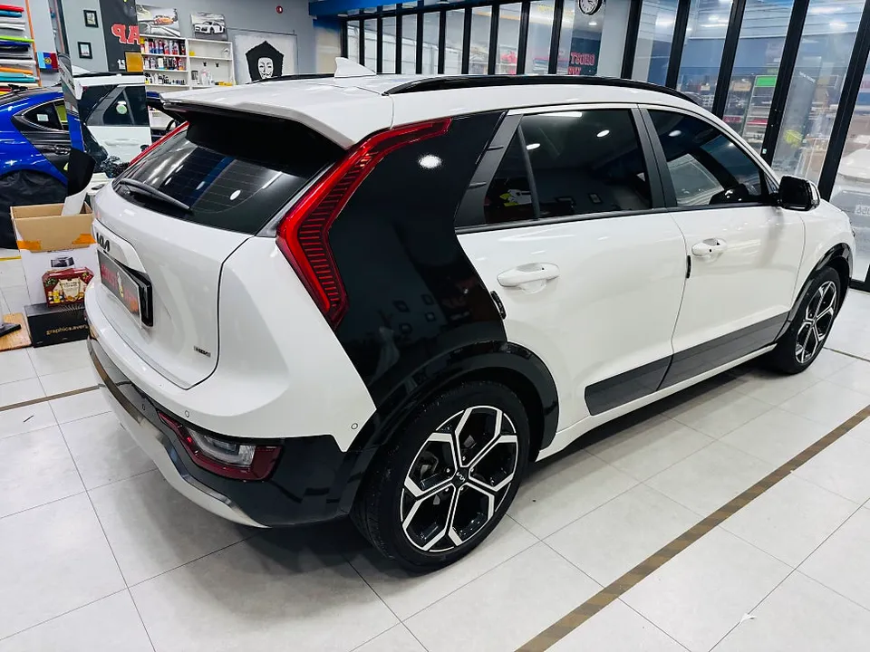 Kia Niroのカーラッピング事例｜Cピラー＆エンブレム施工 施工写真 3-2
