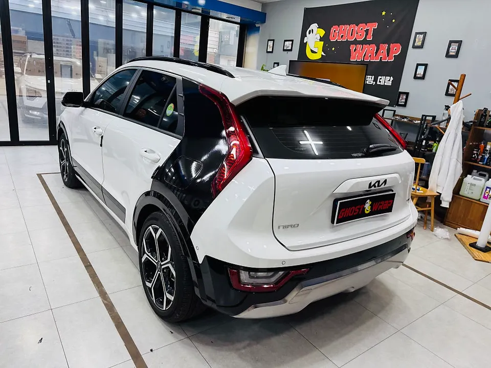 Kia Niroのカーラッピング事例｜Cピラー＆エンブレム施工 施工写真 2-3