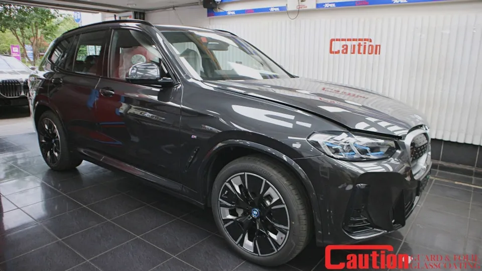 BMW iX3のカーラッピング事例｜キドニーグリルで存在感アップ 施工写真 3-1