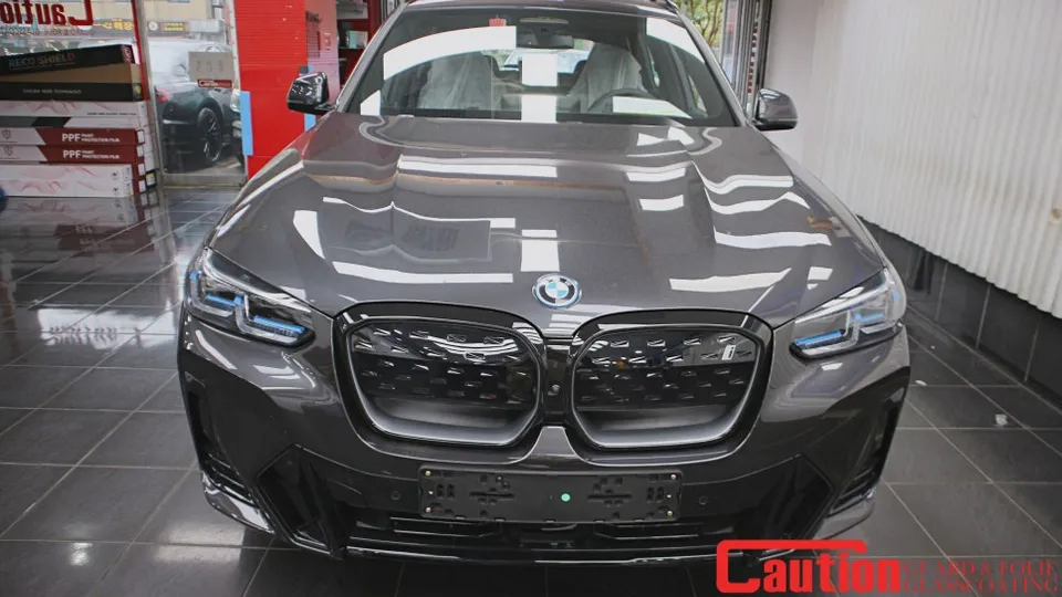 BMW iX3のカーラッピング事例｜キドニーグリルで存在感アップ 施工写真 2-3