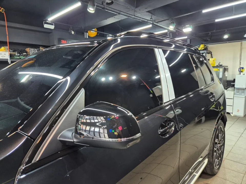 BMW X7のカーラッピング事例｜クロームパーツのブラックアウト 施工写真 3-1