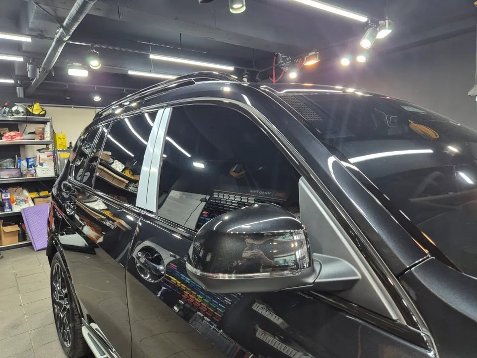BMW X7のカーラッピング事例｜クロームパーツのブラックアウト 施工写真 1-2